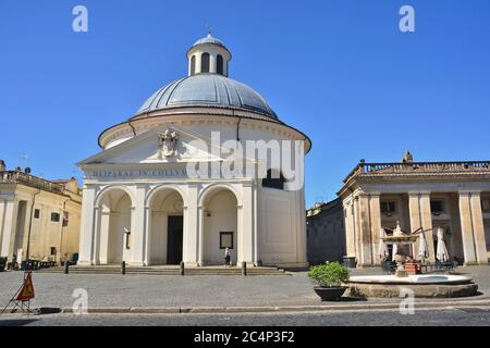 Ariccia,Piazza`s Corte, Collegiata di Santa Maria Assunta in Cielo.das Hotel liegt auf dem Haupt- und historischen Platz der Stadt und wurde auf einem Projekt von Bernini gebaut Stockfoto